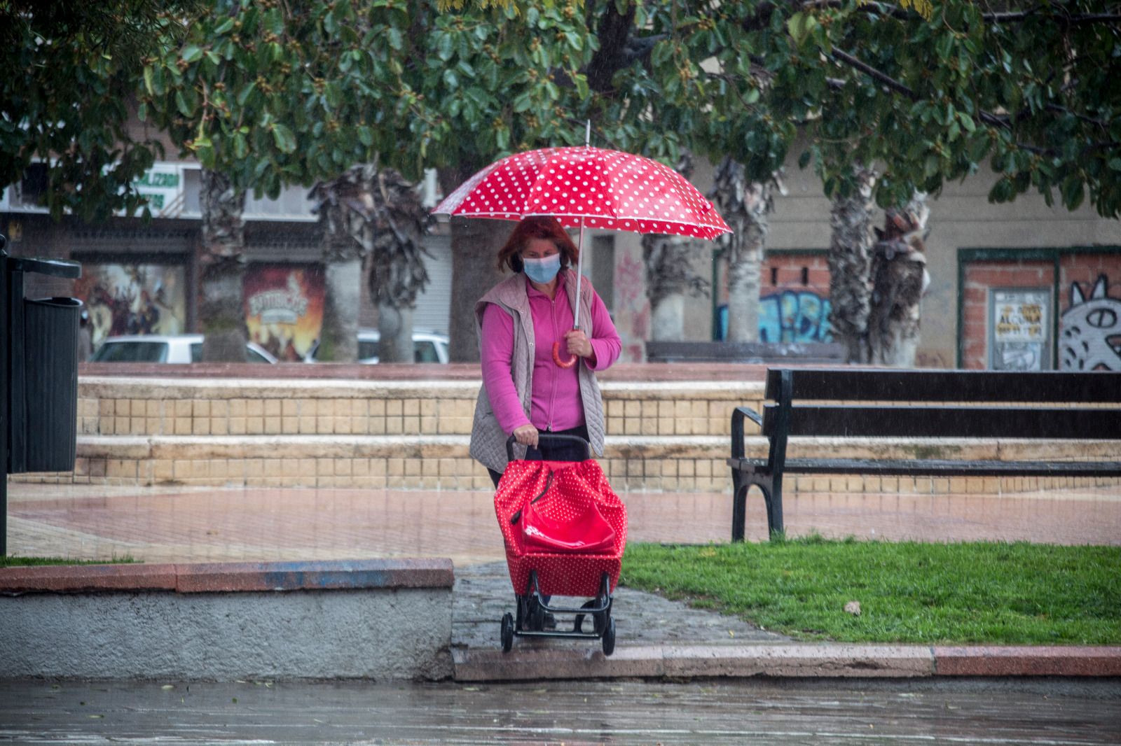 Lluvia y ambiente frío en Alicante para recibir el puente de San José