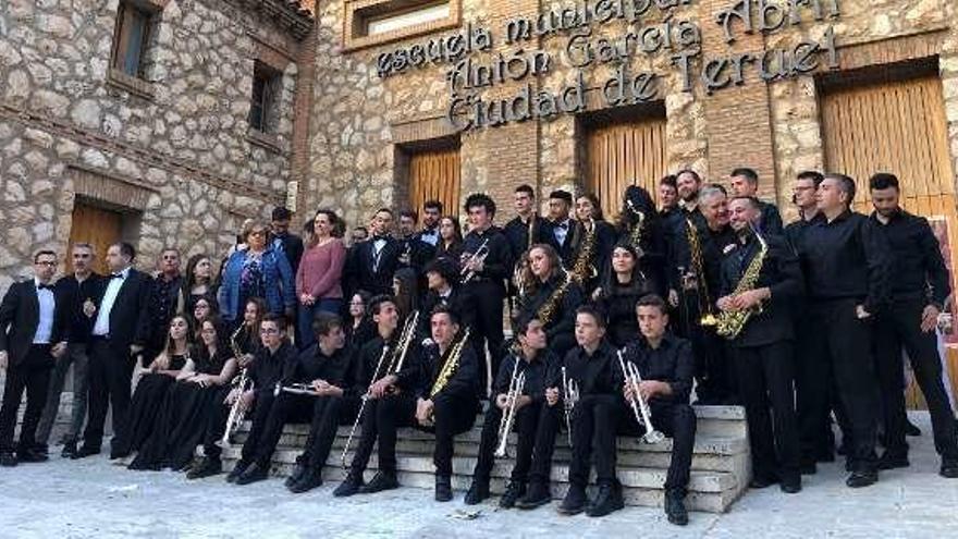 Los alumnos del Conservatorio de Redondela, ayer, en Teruel. // FdV
