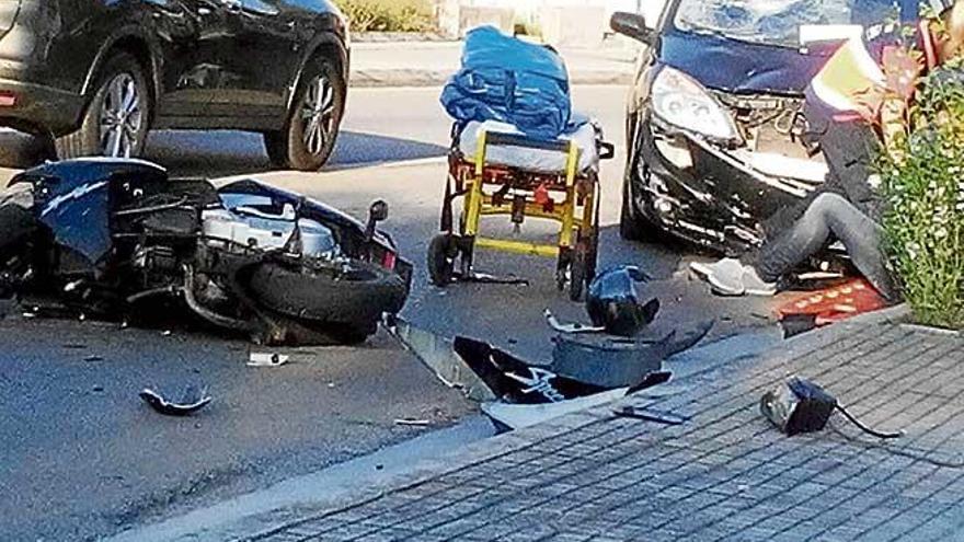 Un motorista, herido tras chocar con un turismo