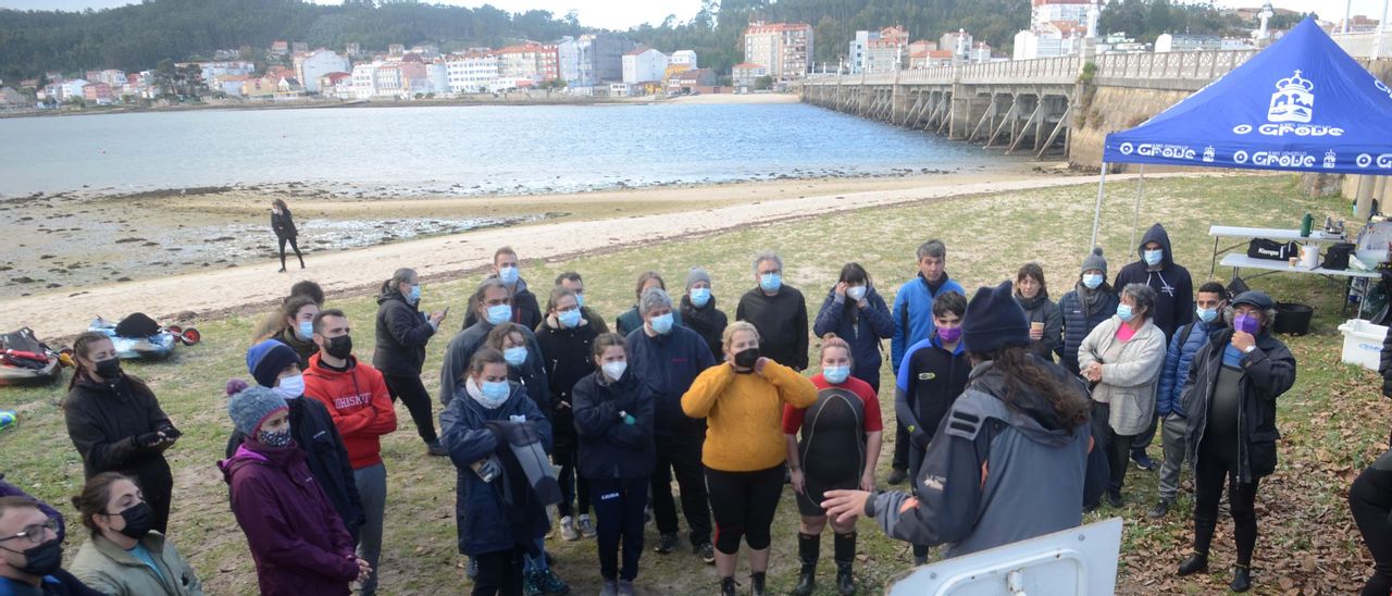 Alfredo López forma a los voluntarios antes de proceder al rescate de tres delfines atrapados en A Toxa, el pasado mes de noviembre.