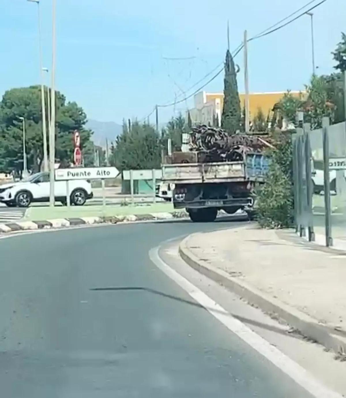 El camión en dirección al polígono para vender las esculturas
