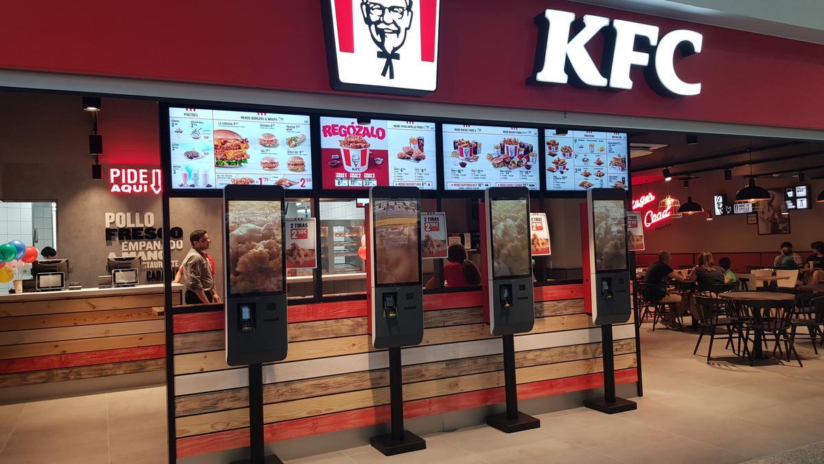 Interior del establecimiento de KFC en el Centro Comercial El Arcángel.