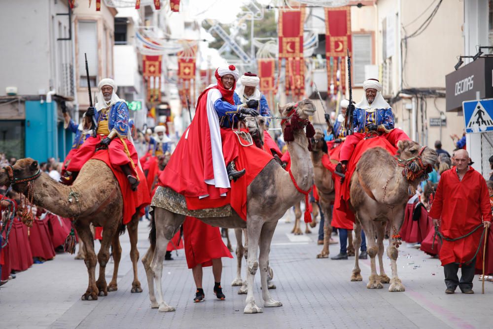 El bando de la media luna ofreció un majestuoso espectáculo en el segundo gran desfile de los Moros y Cristianos de la ciudad