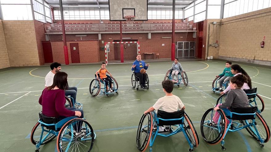 ¿Cómo hacen deporte las personas con discapacidad física? Los niños del colegio de Cancienes participan en un taller para descubrir su esfuerzo
