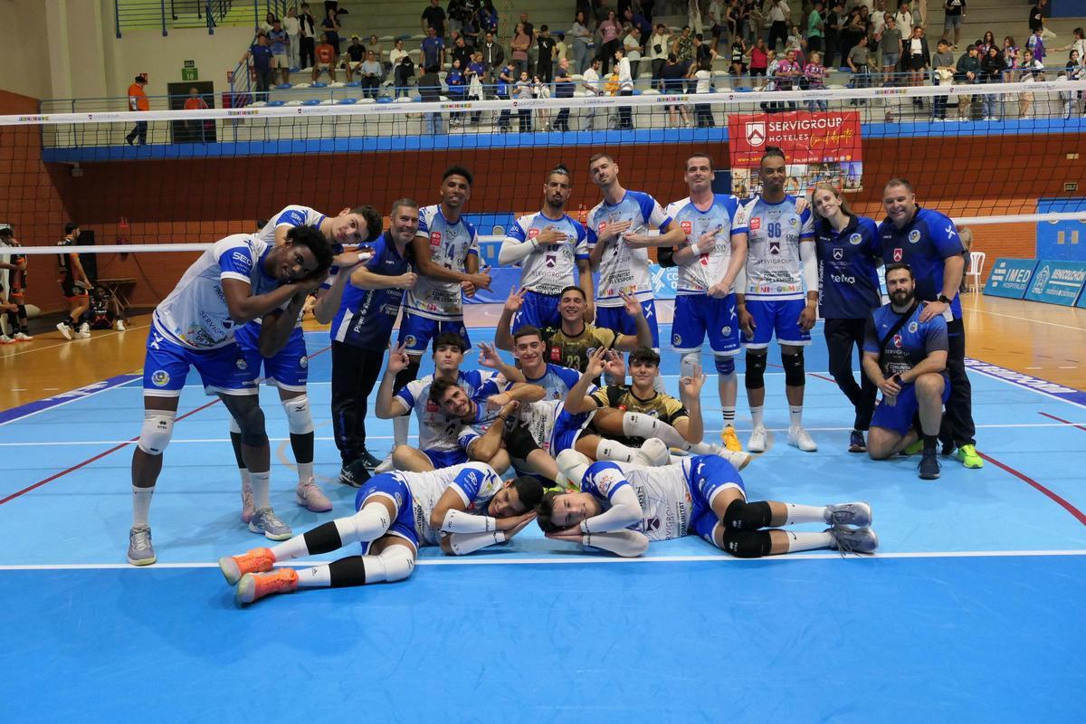 Los jugadores del Servigroup Benidorm celebran una victoria esta temporada.