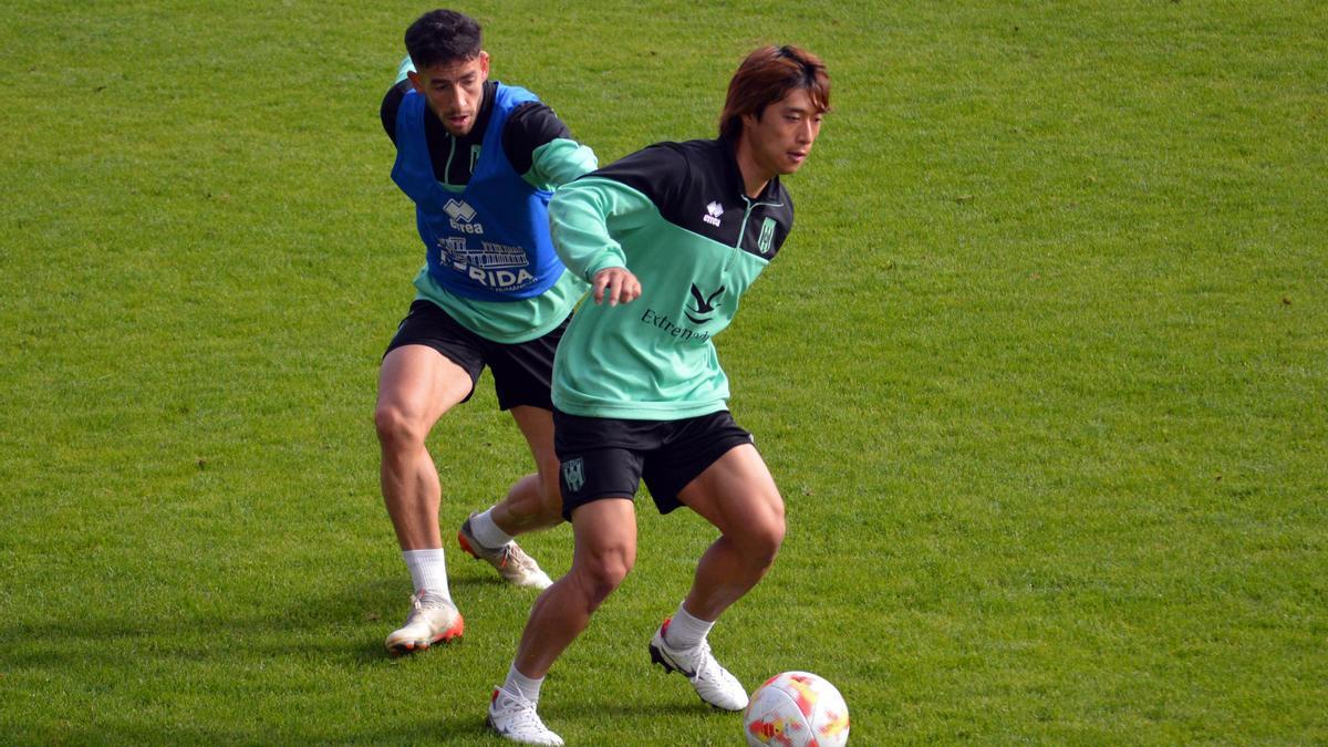 Akito Mukai controla el balón en el entrenamiento de este miércoles del Mérida.