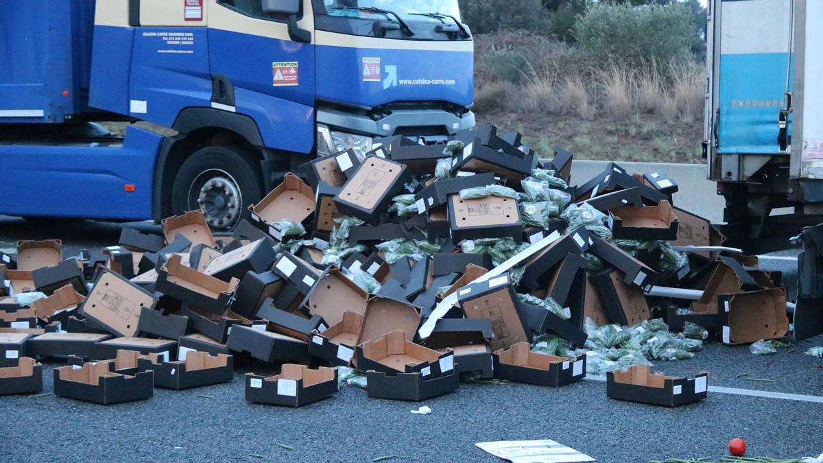 Los campesinos vacían varios camiones llenos de fruta y verdura en la AP-7 y se preparan por una protesta "indefinida"