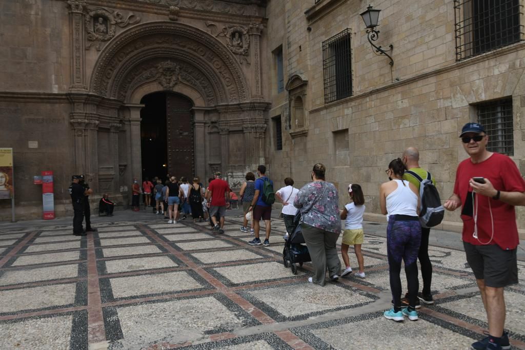 Colas para venerar a la Fuensanta, que se queda en la Catedral de Murcia