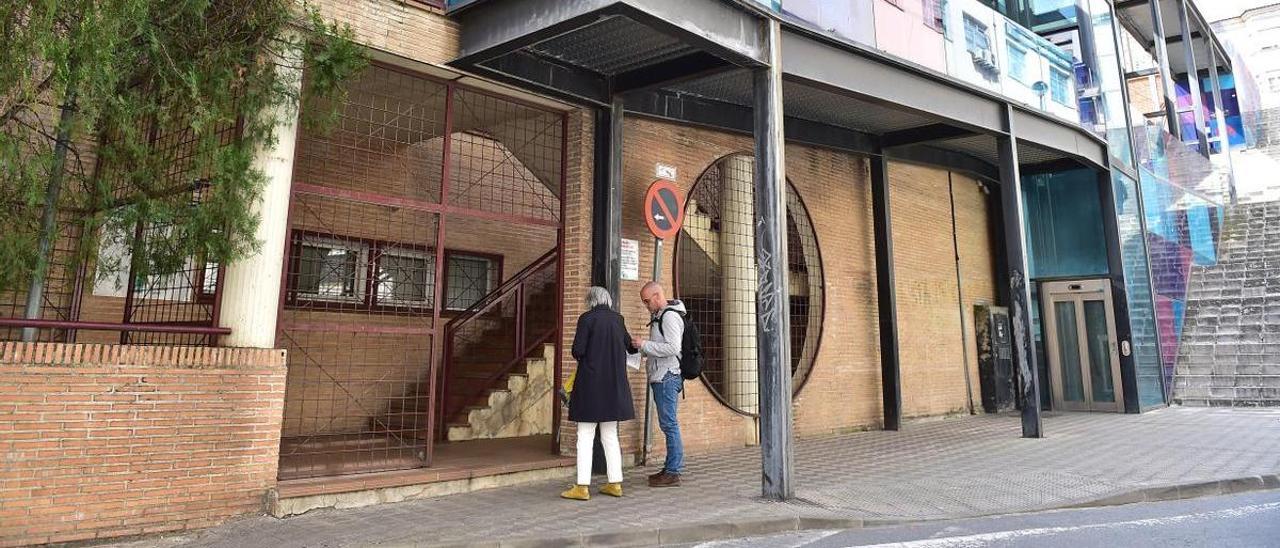 Quejas porque no funciona el ascensor de un centro de salud de Plasencia.