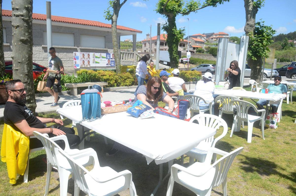 Participantes en el encuentro familiar de Meaño, ayer.