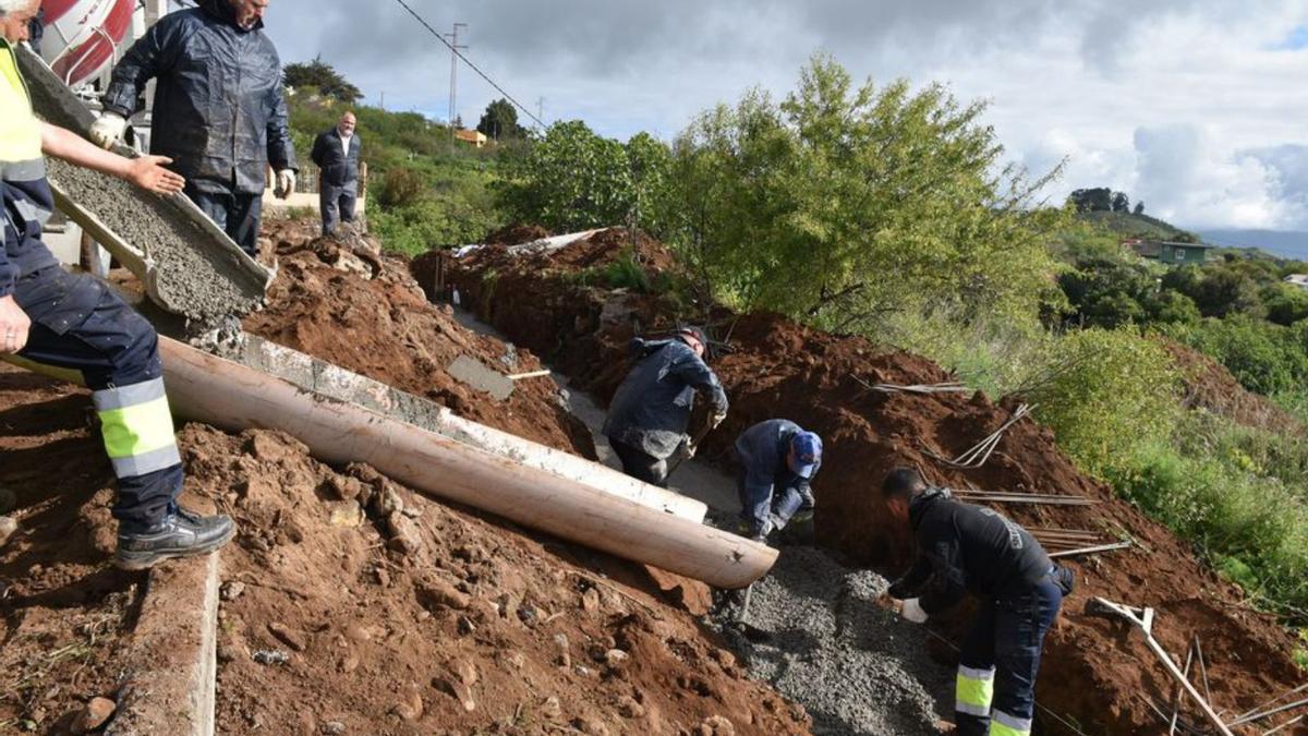 La cesión de terrenos de 16 vecinos permite acabar el ensanche de una vía