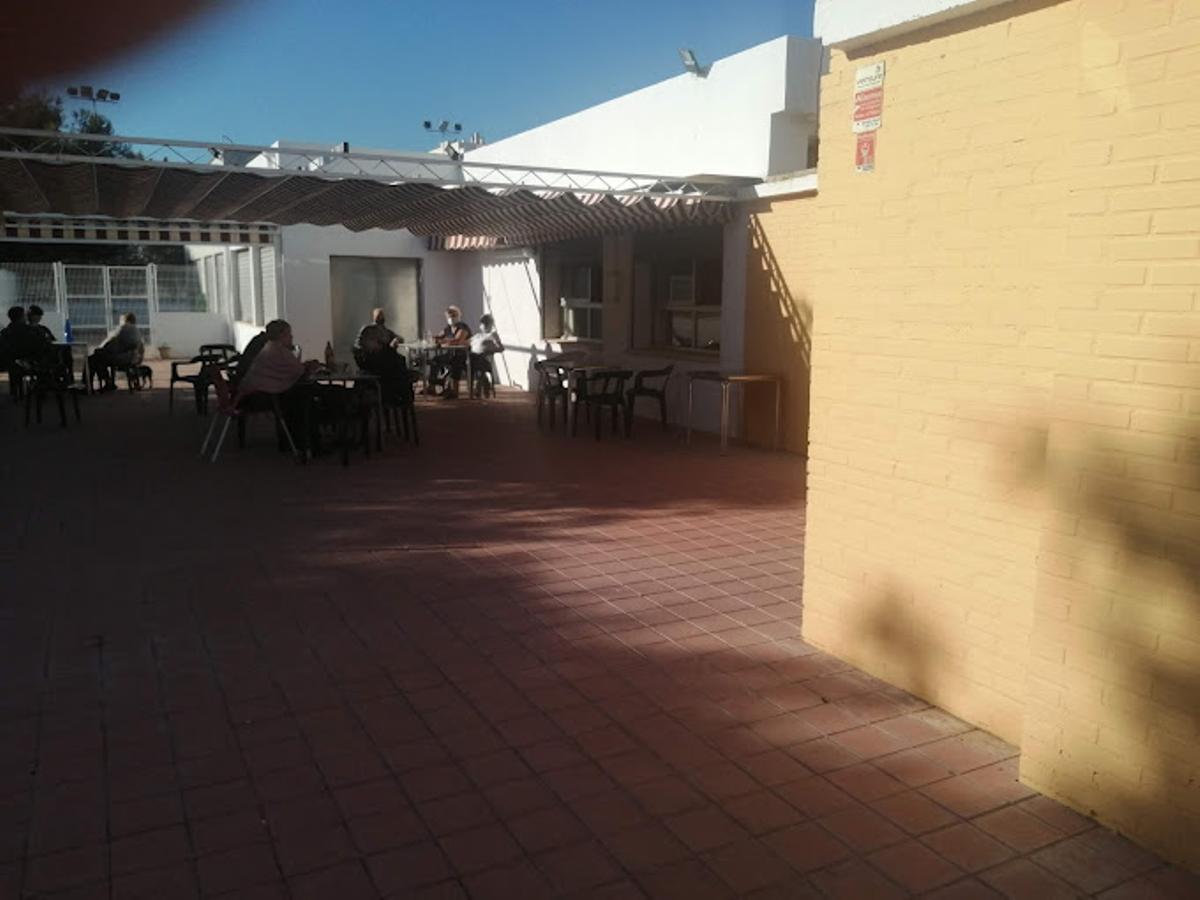 Terraza del bar del club de jubilados de la playa de La Pobla de Farnals.