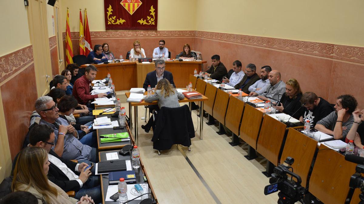 Una reunión del pleno del Ayuntamiento de Rubí.