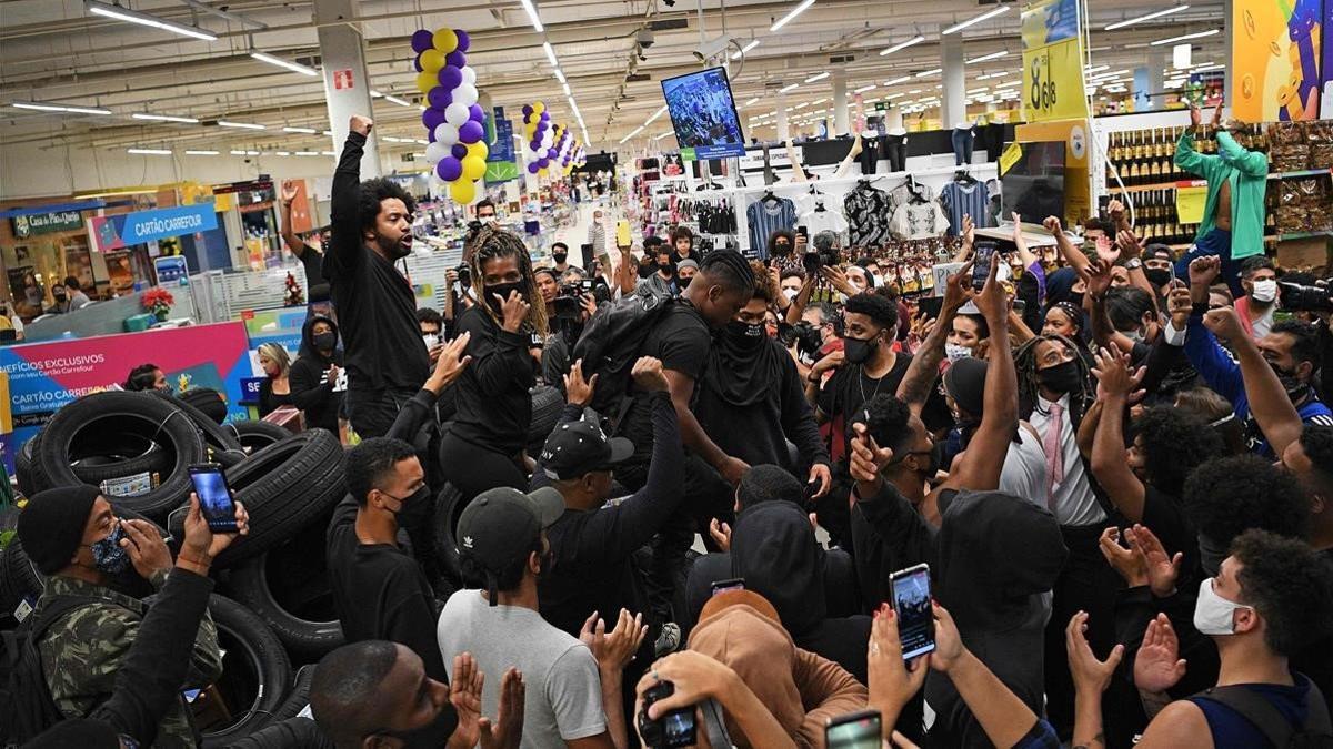 Protestas en un Carrefour de Río de Janeiro tras el asesinato de un hombre negro en un supermercado de Porto Alegre, este viernes.