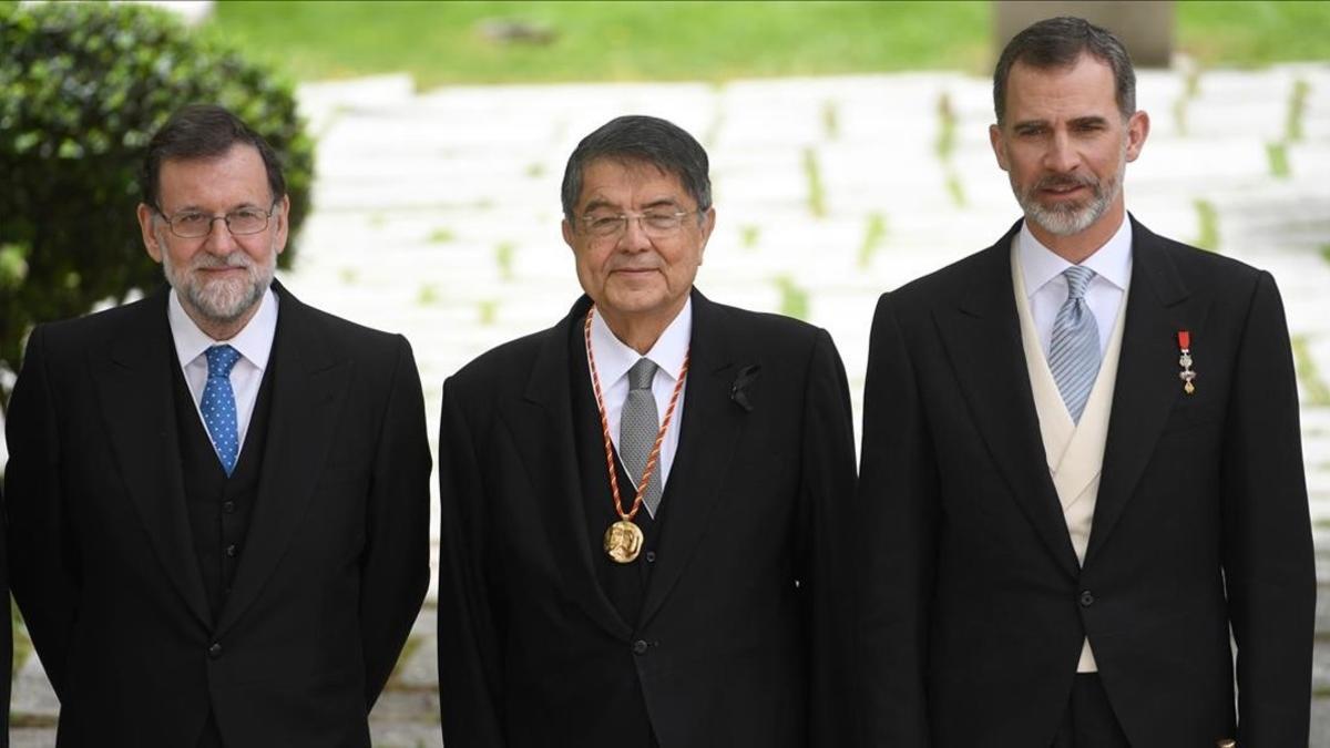 Sergio Ramírez, junto al rey Felipe (dercha) y el presidente del Gobierno, Mariano Rajoy, en Alcalá de Henares.