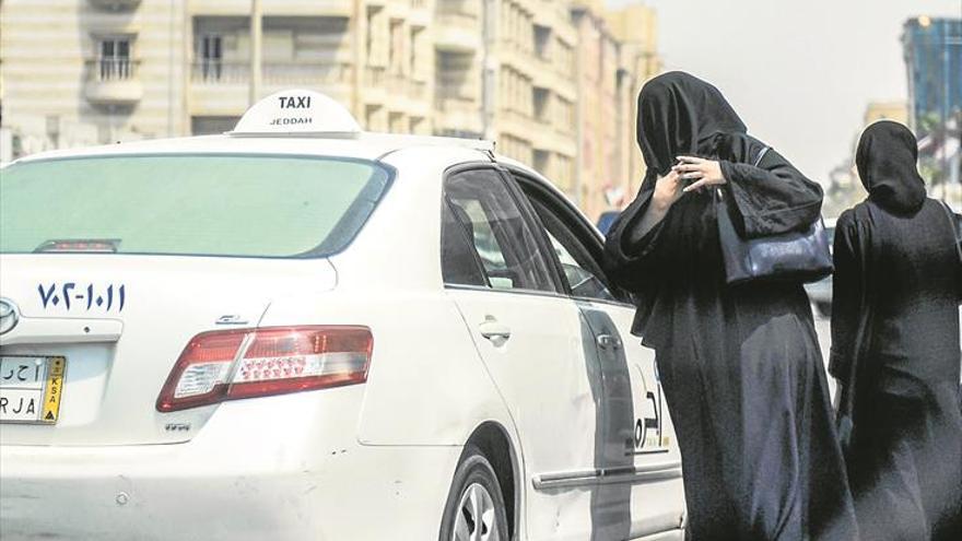 Las mujeres saudís celebran el fin del veto a poder conducir