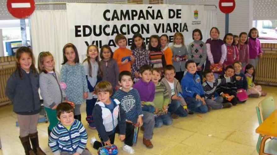 Alumnos de Nosa Señora da Piedade, de Vila de Cruces, al término de un curso sobre educación vial.