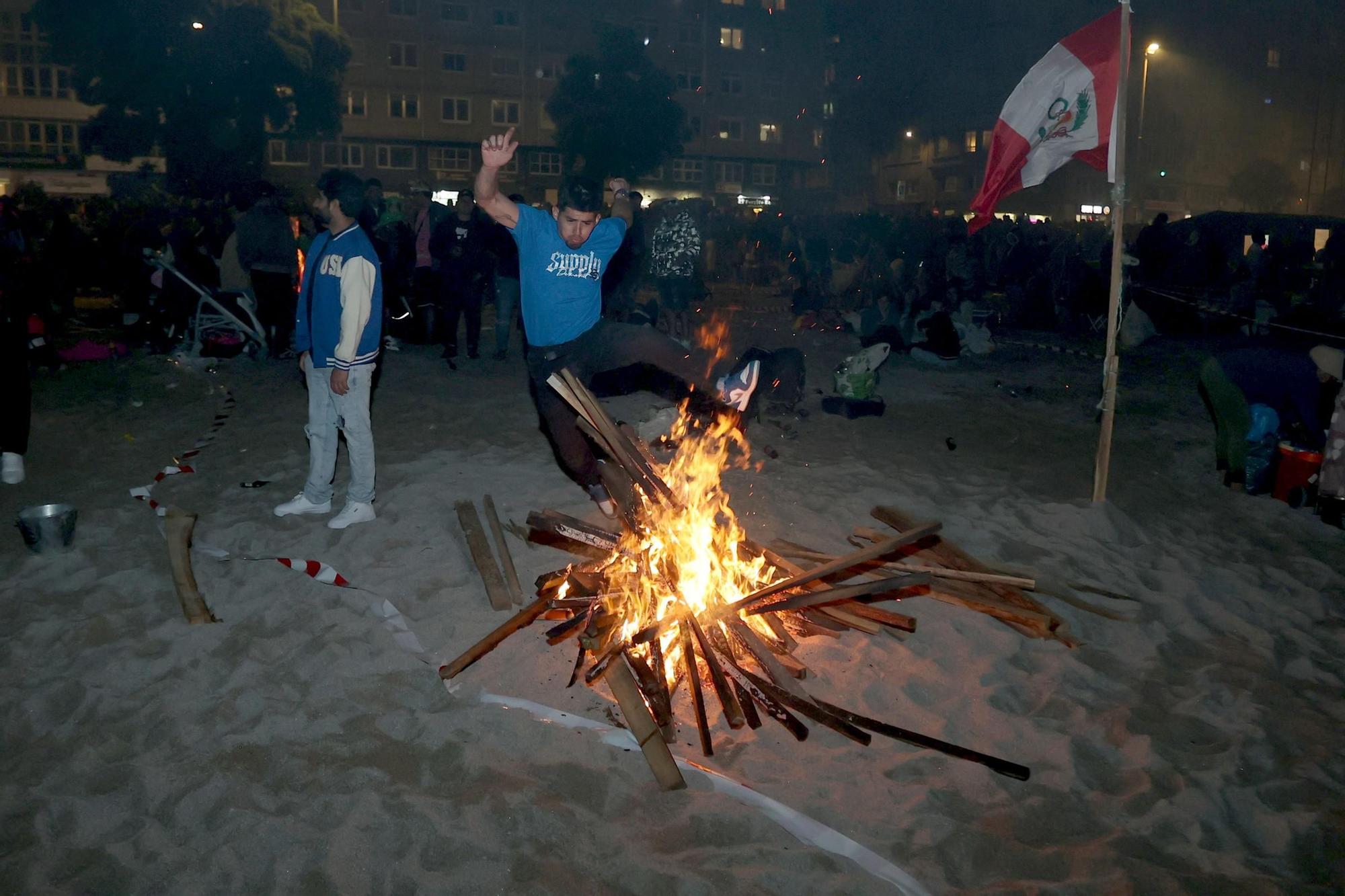 Arde la falla del San Juan de A Coruña con Dépor, Leyma y Luisa Villalta como protagonistas