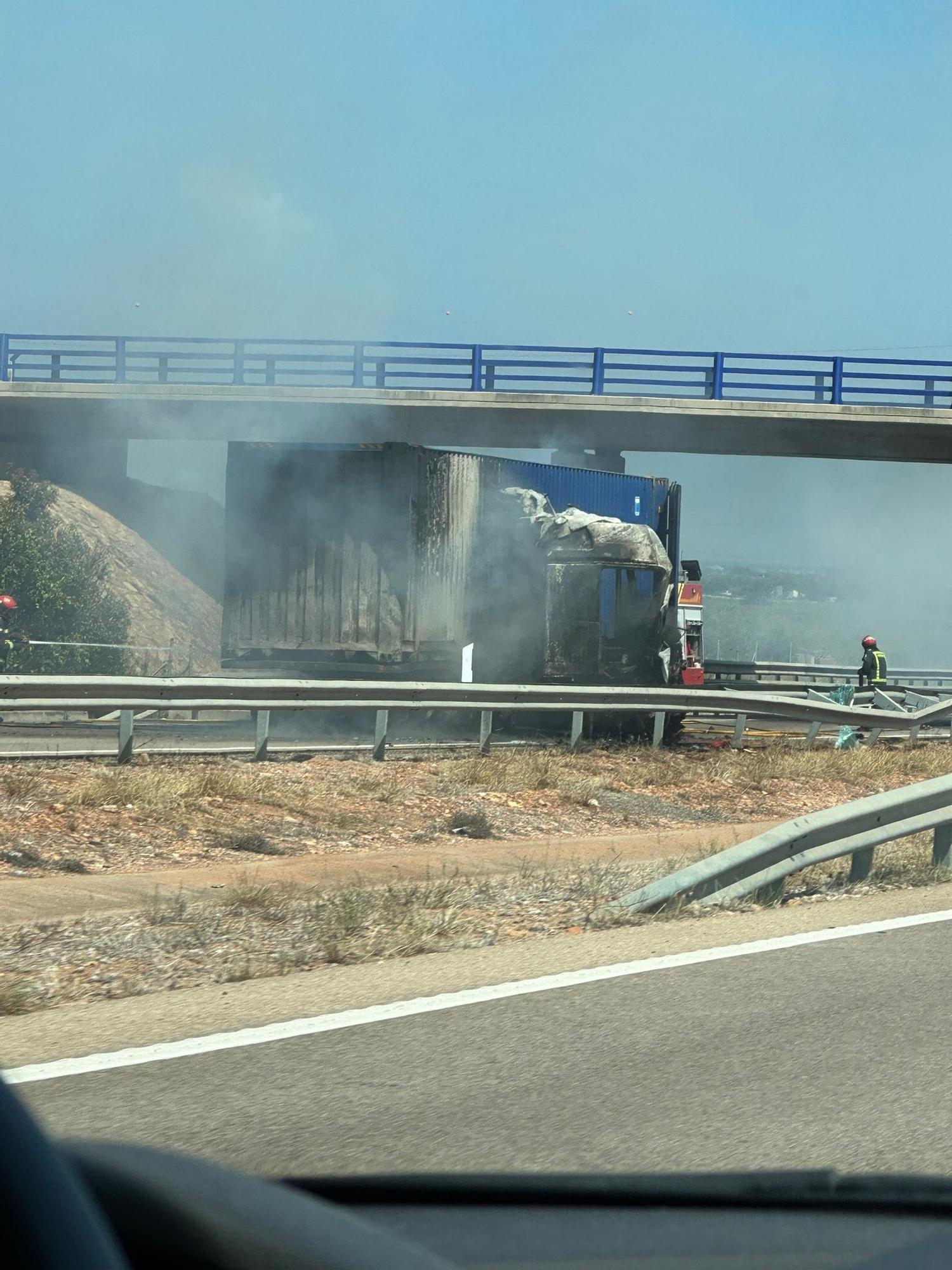 Las imágenes del accidente entre dos camiones en la AP-7