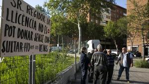 Vecinos de El Besòs i el Maresme protestan contra la edificación de la gasolinera entre las calles del Maresme y Veneçuela, el pasado jueves