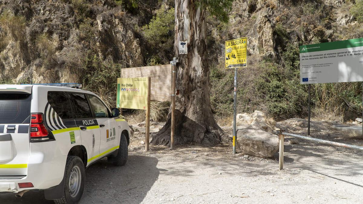 Una patrulla de la Policía Local de Nerja, en el acceso al río Chillar