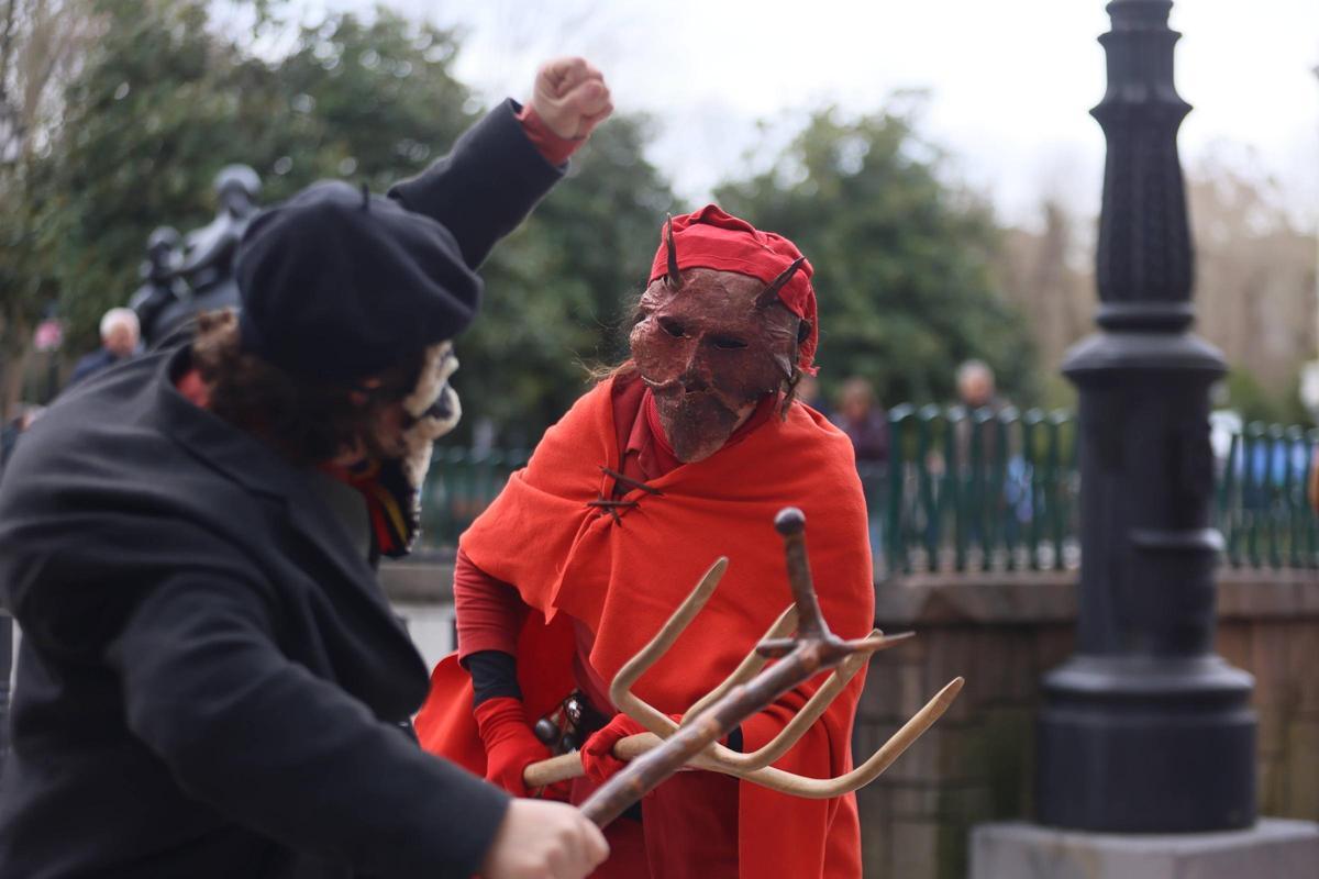 El pasacalles de los Mazcaritos por las calles de Oviedo