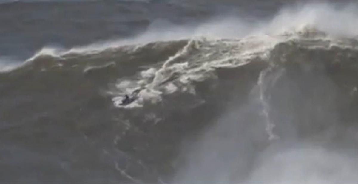 Andrew Cotton fa surf en una onada gegant a Portugal.