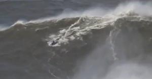 Andrew Cotton fa surf en una onada gegant a Portugal.