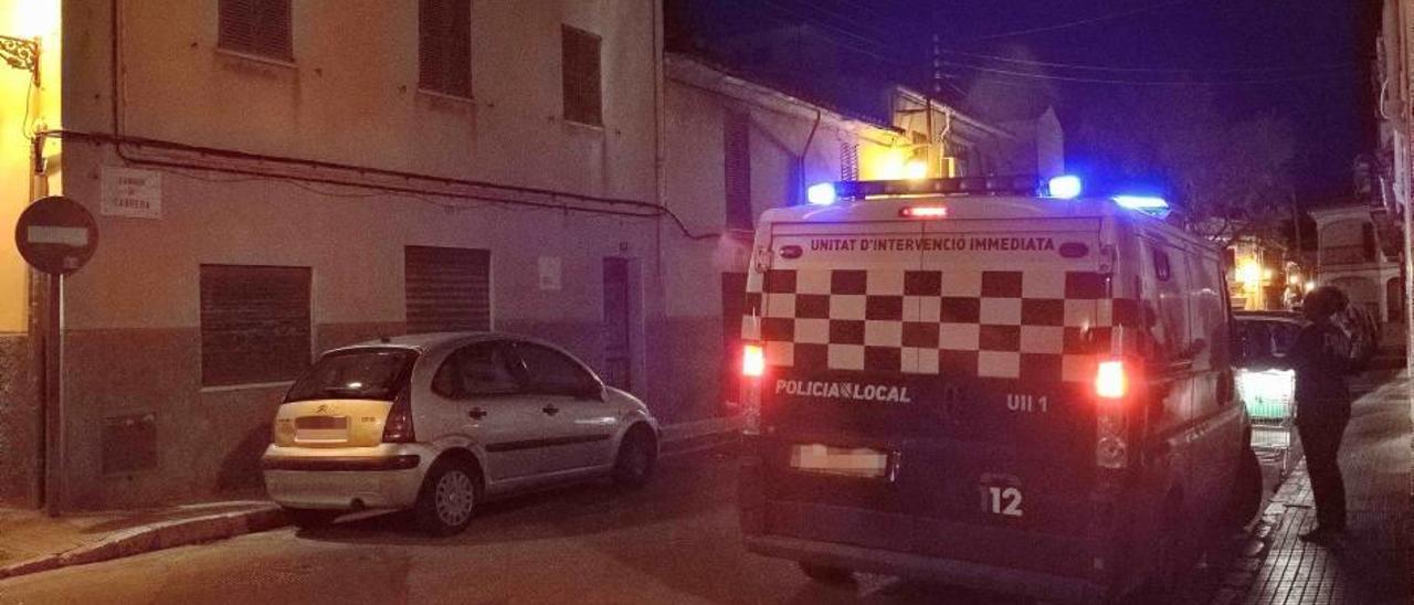 Una vecina explica lo ocurrido a los agentes de la Policía Local, ayer de madrugada en La Soledat.