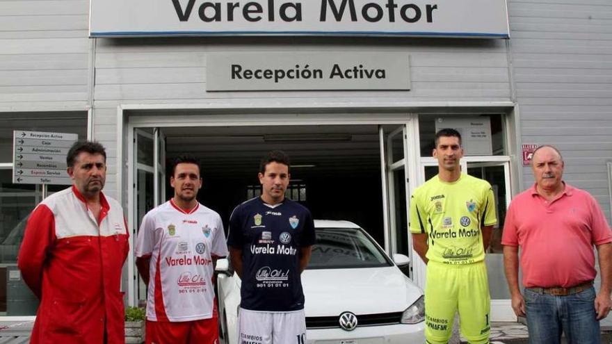 El club presentó ayer su nueva equipación en Loimil. // Bernabé/Noelia Porta