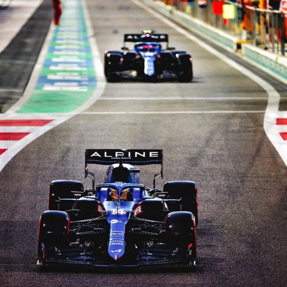 Fernando Alonso, en primer término, y tras él el otro Alpine con Esteban Ocon.