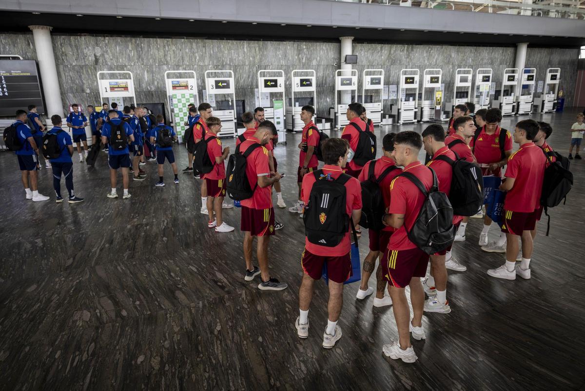 La expedición del Real Zaragoza, en el aeropuerto antes de tomar un chárter para jugar un partido fuera de la ciudad.
