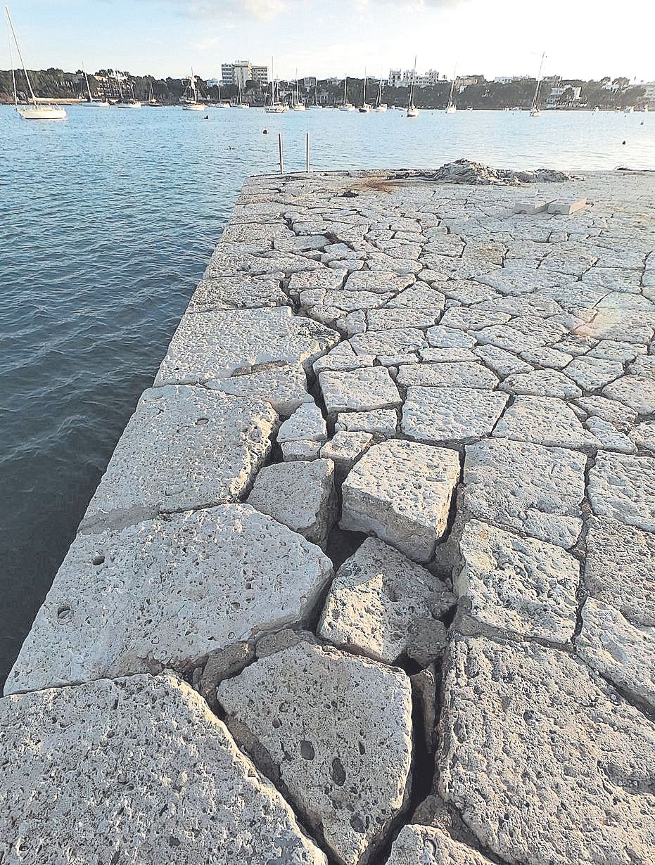 Los daños en el centenario muelle son visibles.