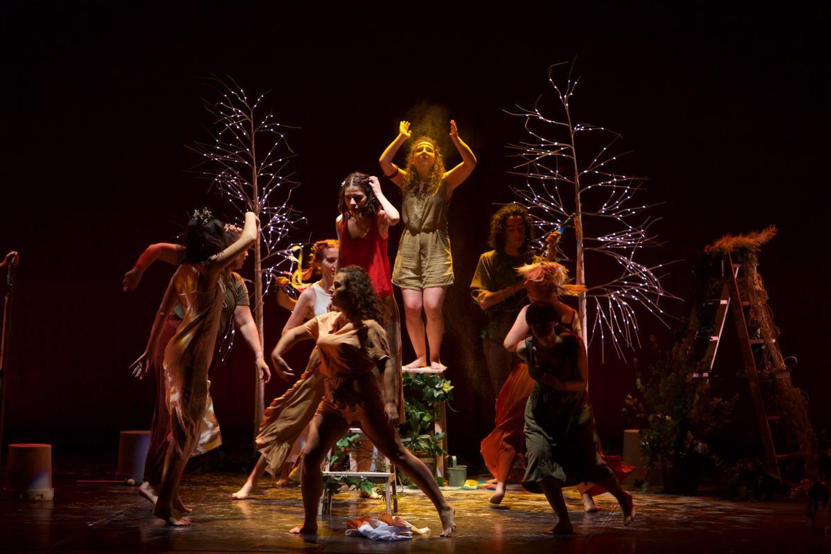 Una escena de &quot;Las Amazonas&quot;, del Aula de Teatro de la UA.