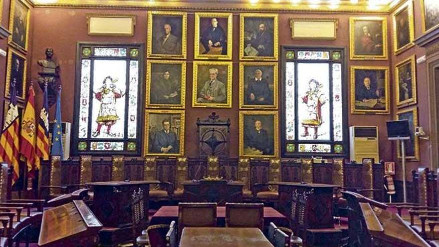 Las sesiones del pleno del ayuntamiento se celebran en este salón. El primer consistorio elegido de forma democrática fue el de 1812, en el reinado de Fernando VII.