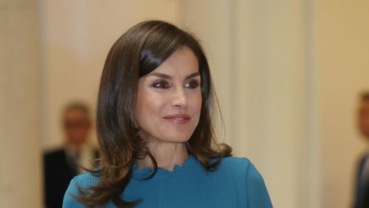 Letizia Ortiz con un mono vestido plisado en azul de Zara y bolso de Felipe Varela