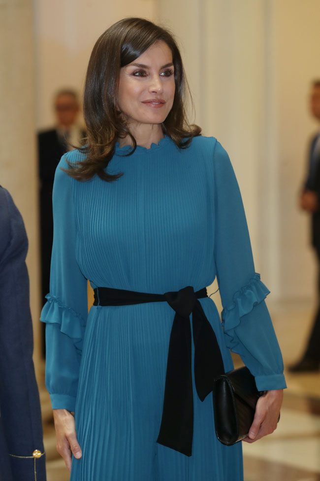 Letizia Ortiz vuelve a lucir el vestido con trampa de las rebajas de Zara -  Woman