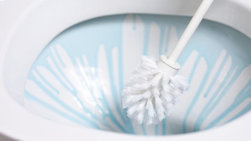 Descubre cómo limpiar el sarro del WC con estos 5 trucos caseros