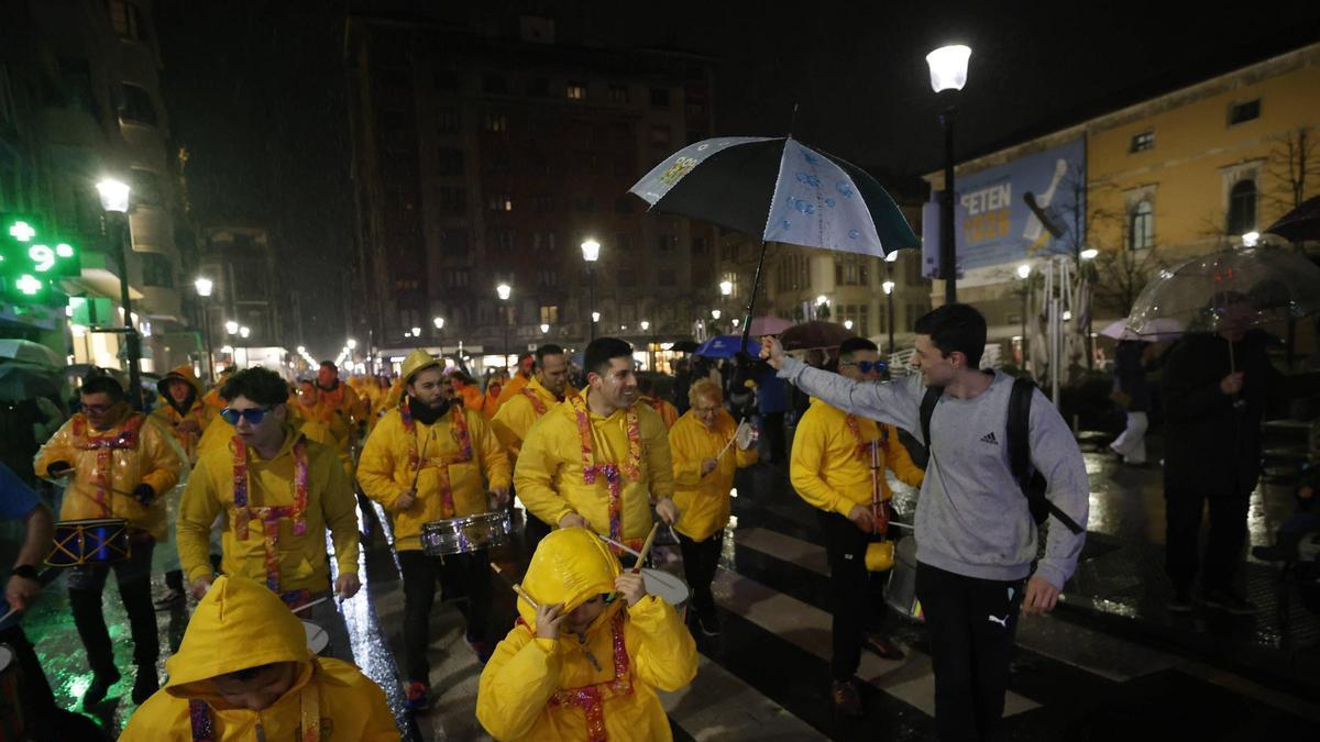 La charangas abren paso al pregón del Antroxu de Gijón con un espectacular pasacalles