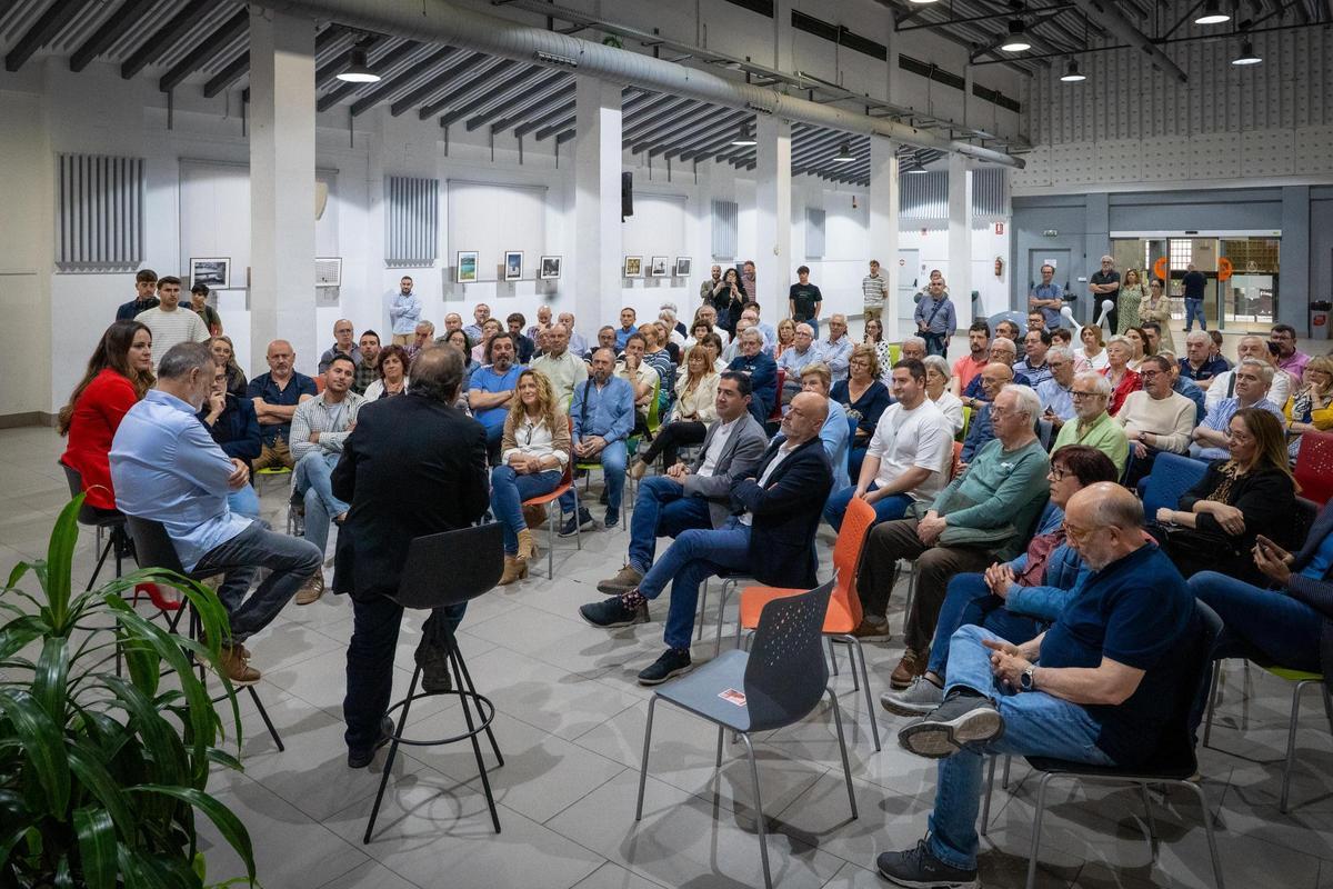 Entre los asistentes a la presentación se encontraba el alcalde, la concejal de Urbanismo y el secretario local saliente