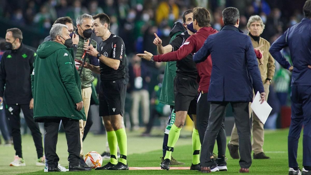 El Betis - Sevilla se suspendió por el lanzamiento de esta barra