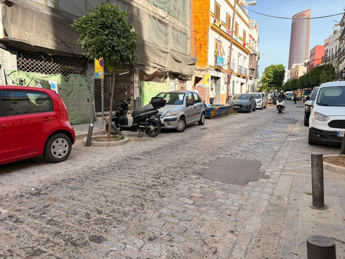 La cera se acumula en la calle Castilla dos semanas después de Semana Santa.
