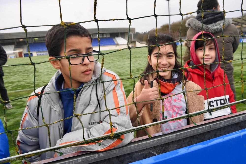 Los escolares visitaron las instalaciones deportivas de Abegondo, profundizaron en la historia del club de la mano del periodista Carlos Miranda y conocieron a los jugadores Saúl e Iris.