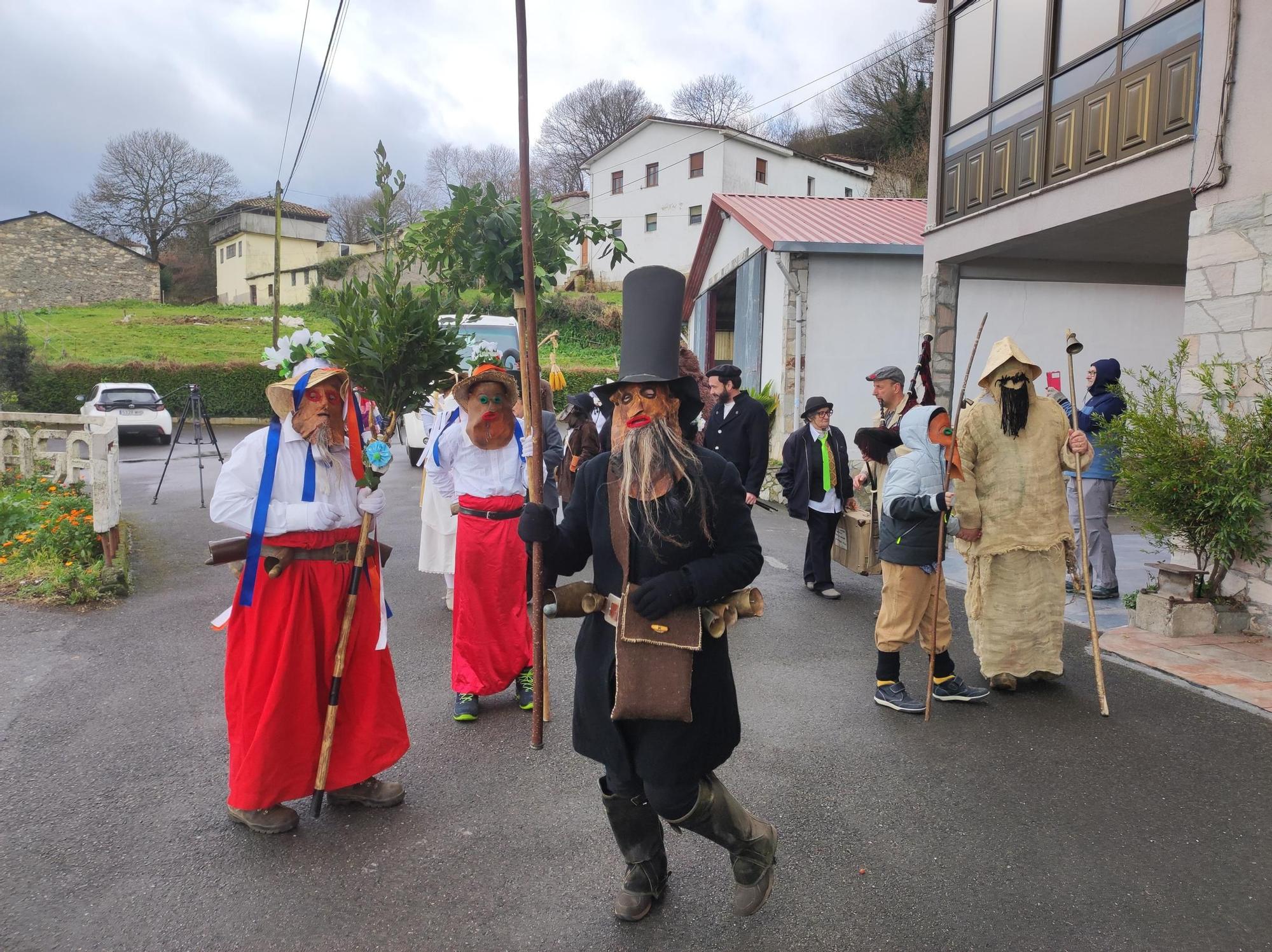 En imágenes: Así fue el paso de los guilandeiros de Tineo por El Pedregal