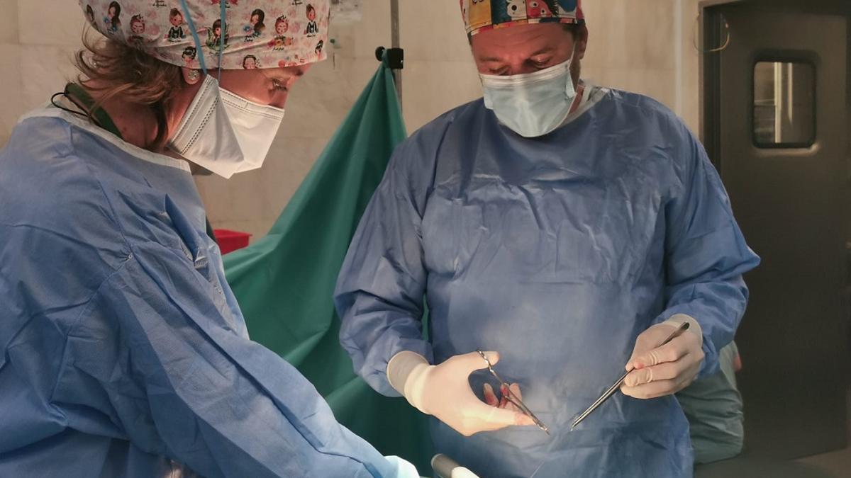 Dos especialistas realizan la técnica del ganglio centinela en el Hospital Costa del Sol de Marbella.