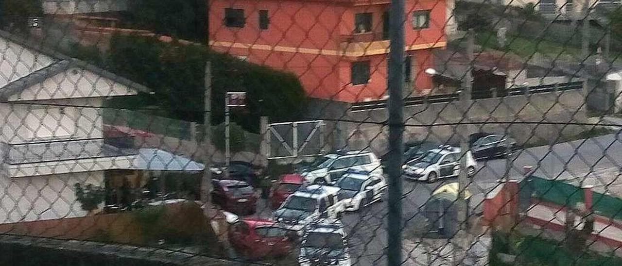 El operativo de la Guardia Civil en uno de los bares en Moaña. // G.N.