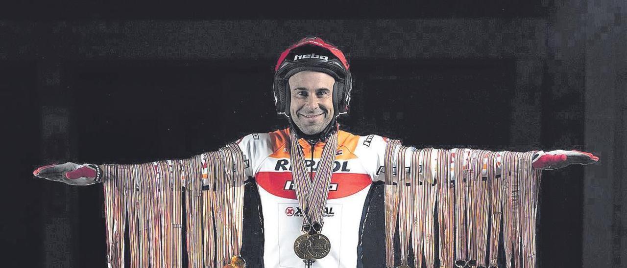 Toni Bou Mena se parte de risa mientras se deja fotografiar con las 32 medallas que le acreditan como el deportista más grande.