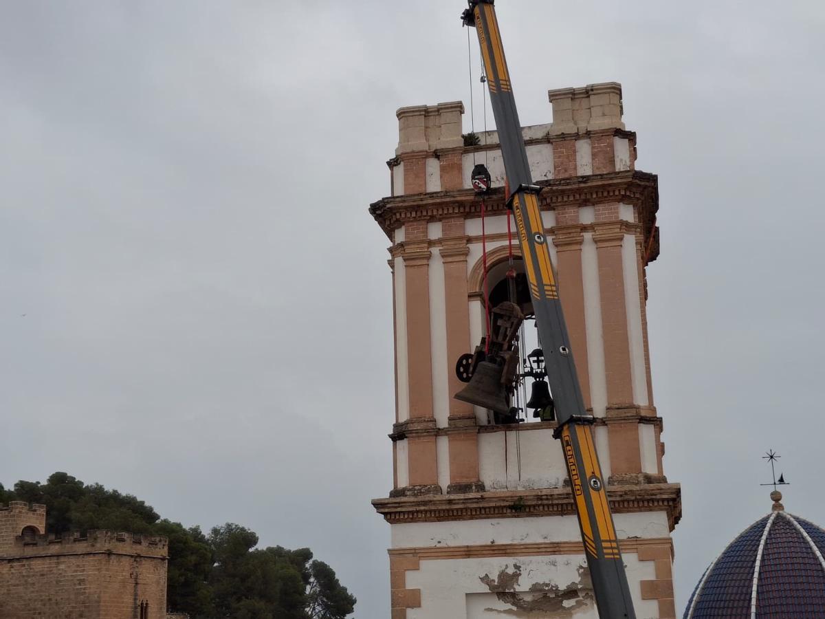 Momento en el que se ha sacado la campana por el hueco del campanario