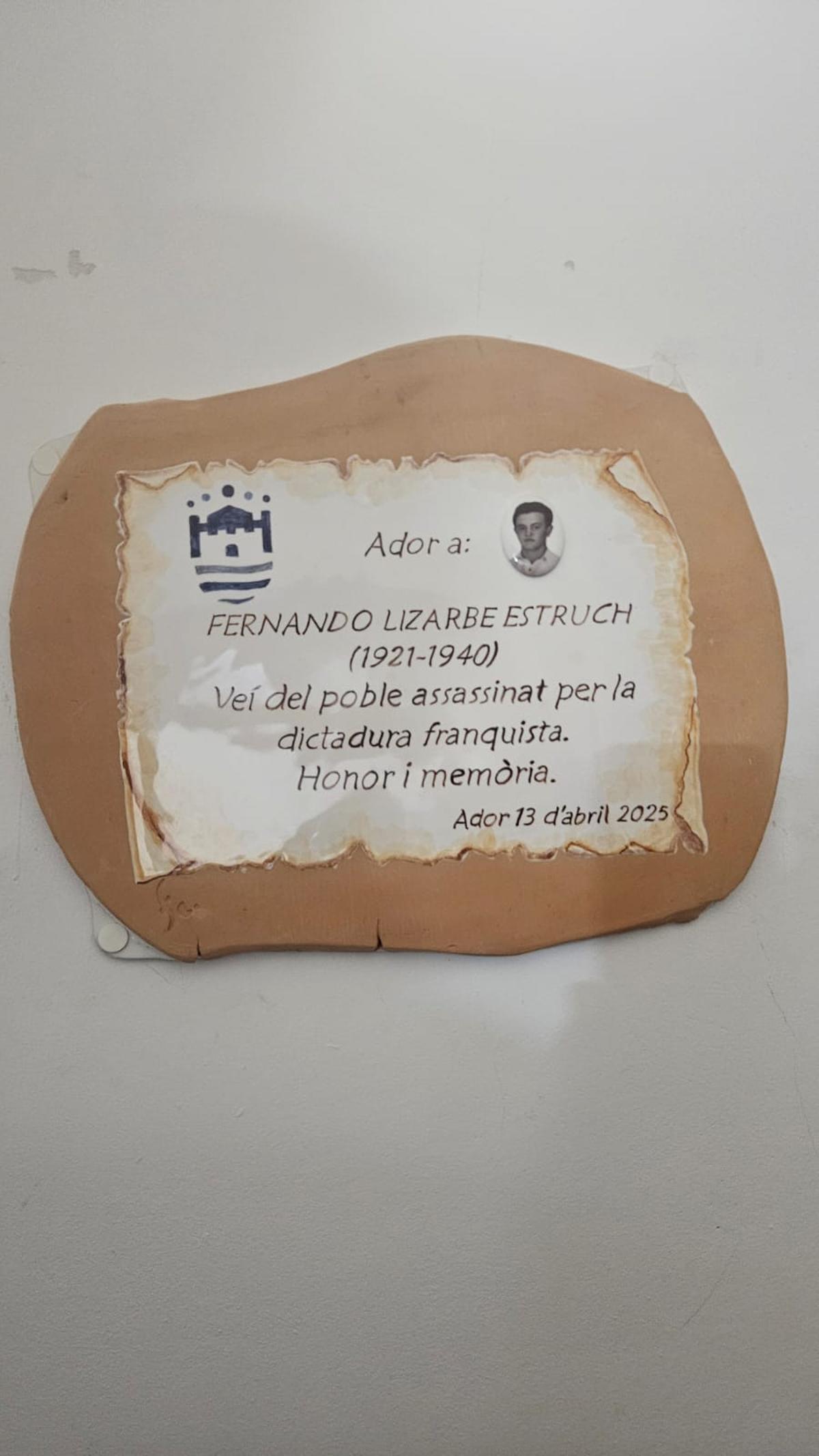 La placa que ha quedado instalada en el Museu Etnològic de Ador.