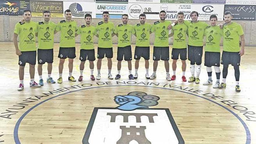 La plantilla del Palma Futsal posa en el pabellón de Noain, en Pamplona 2.